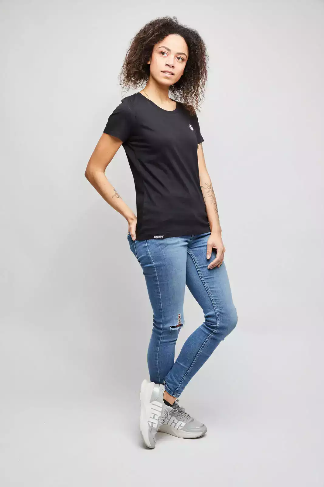 Frau mit schwarzem T-Shirt. Studioaufnahme