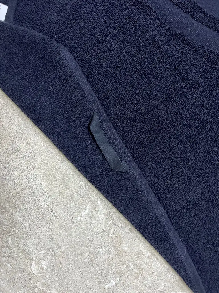 Schwarzes Handtuch Detailansicht Schlaufe zum aufhängen