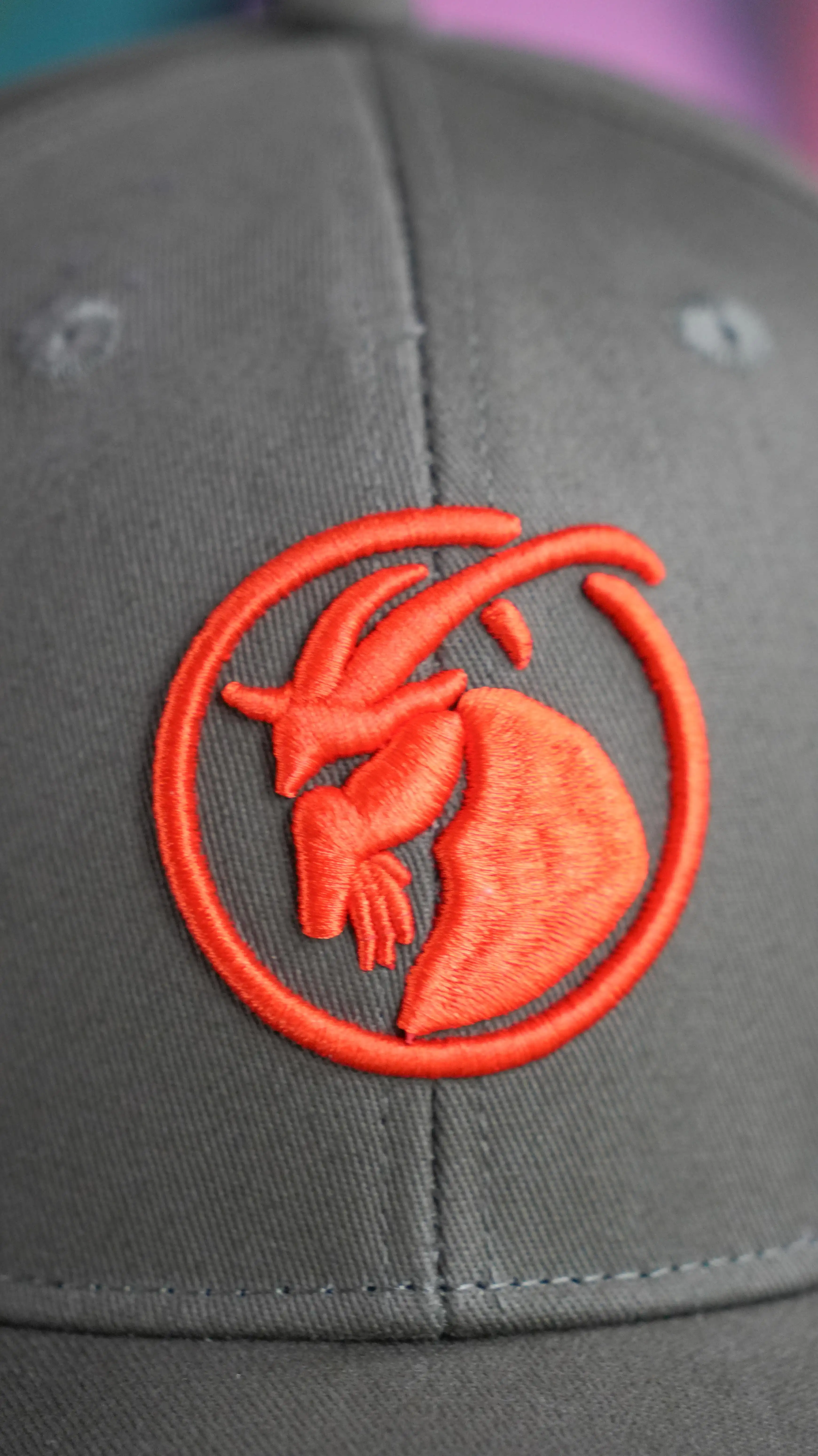 olivgrüne Baseballcap orangefarbener Steinbock Stick Detailansicht